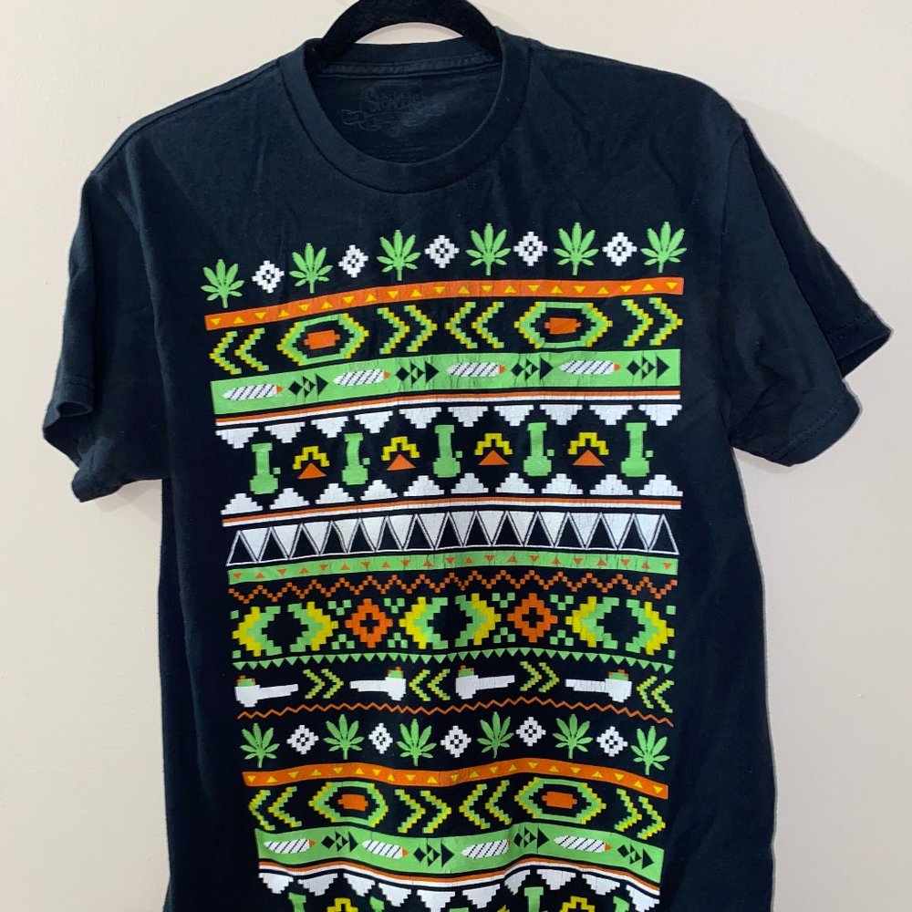 GRAPHIC TEE SIZE MEDIUM